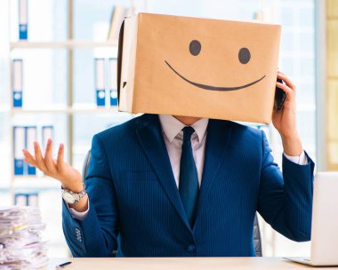 Kafası yerine kutusu olan mutlu bir adam.