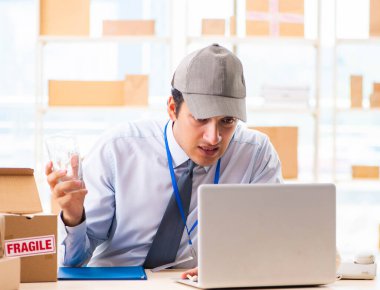 Kutu taşıma servisinde çalışan erkek çalışan.