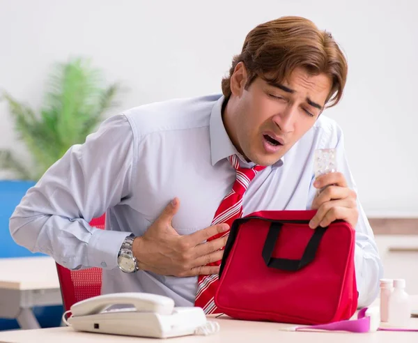 Hombre con botiquín en la oficina — Foto de Stock