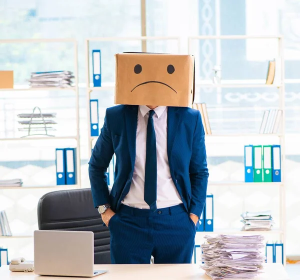 Un hombre infeliz con caja en lugar de su cabeza — Foto de Stock
