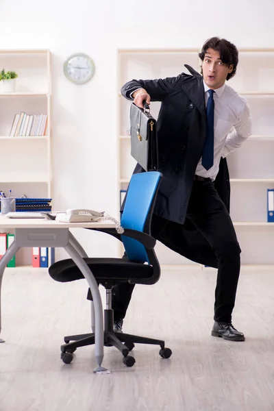 Giovane dipendente maschile in ufficio nel concetto di gestione del tempo — Foto Stock