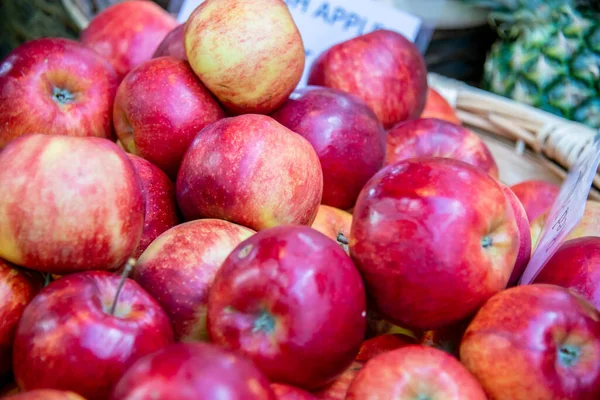 Manzanas en el puesto de exhibición del mercado — Foto de Stock