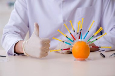 Erkek beslenme uzmanı gıda ürünlerini laboratuarda test ediyor.