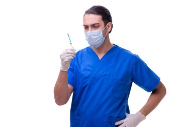 Beyaz şırıngalı genç ve yakışıklı doktor.