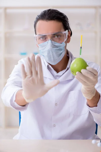 Experto en nutrición masculina probando productos alimenticios en laboratorio — Foto de Stock