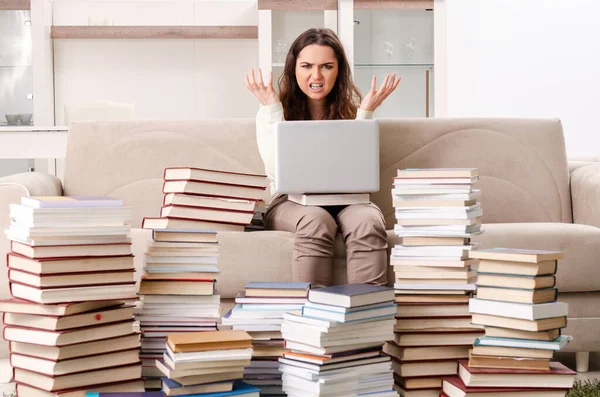 Giovane studentessa che si prepara per gli esami a casa — Foto Stock