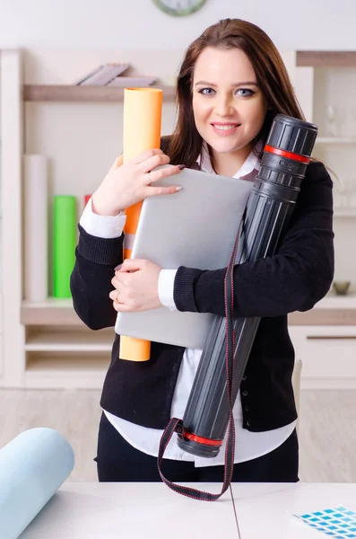 Diseñadora femenina trabajando en la oficina —  Fotos de Stock