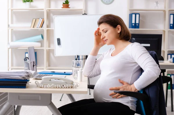 Gammal gravid kvinna som arbetar på kontoret — Stockfoto