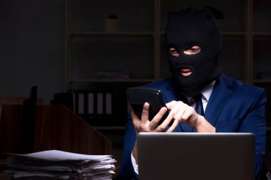Erkek çalışan ofis gece bilgi çalmak