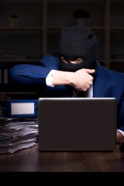 Erkek çalışan ofis gece bilgi çalmak