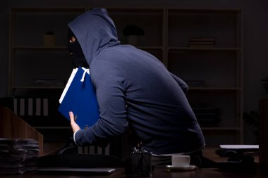 Ofiste gece balaclava erkek hırsız