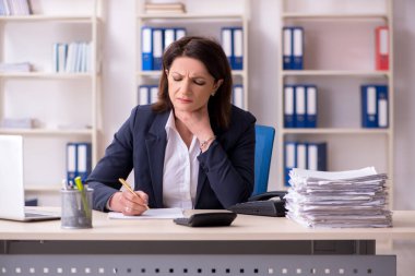 Ofiste acı çeken orta yaşlı kadın çalışan