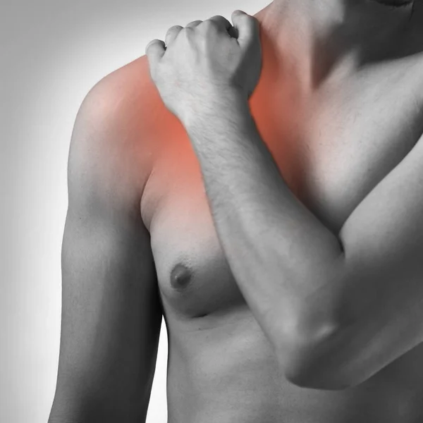 Człowiek cierpiący na ostry ból w ramieniu — Zdjęcie stockowe