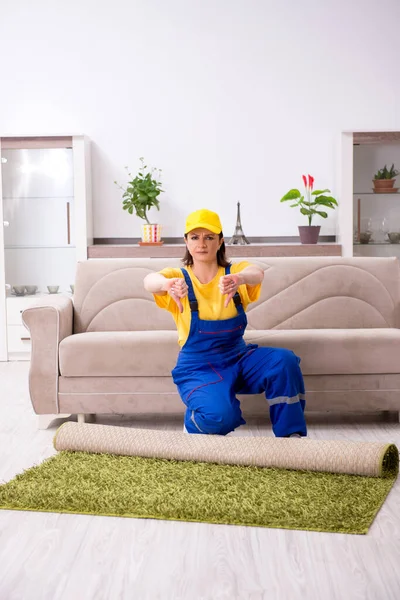 Oude vrouwelijke aannemer doet huishoudelijk werk — Stockfoto
