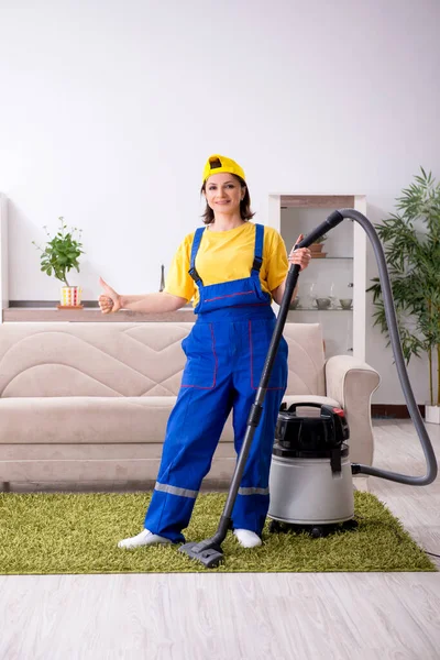 Old female contractor doing housework — Stock Photo, Image