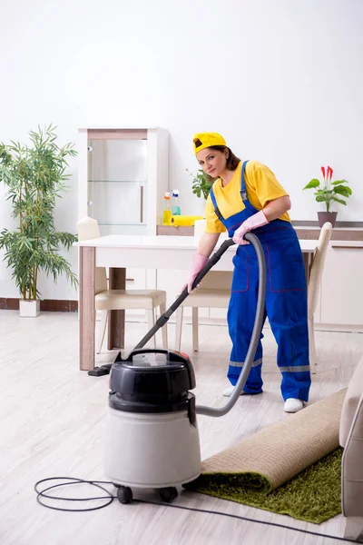 Old female contractor doing housework — Stock Photo, Image