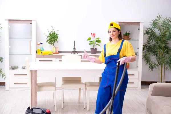 Oude vrouwelijke aannemer doet huishoudelijk werk — Stockfoto