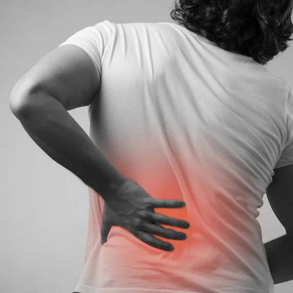 Mężczyzna cierpiący na ostry ból kręgosłupa — Zdjęcie stockowe