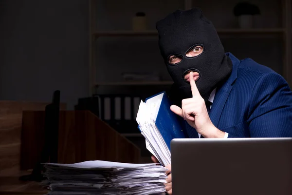 Homem empregado roubando informações no escritório noite tempo — Fotografia de Stock