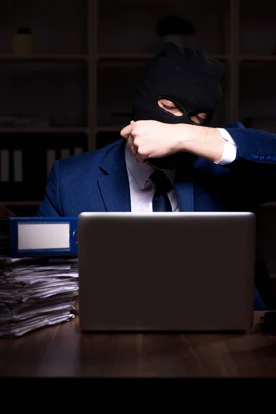 Male employee stealing information in the office night time — Stock Photo, Image