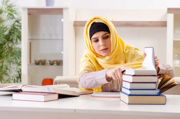 Estudante feminina em hijab se preparando para exames — Fotografia de Stock