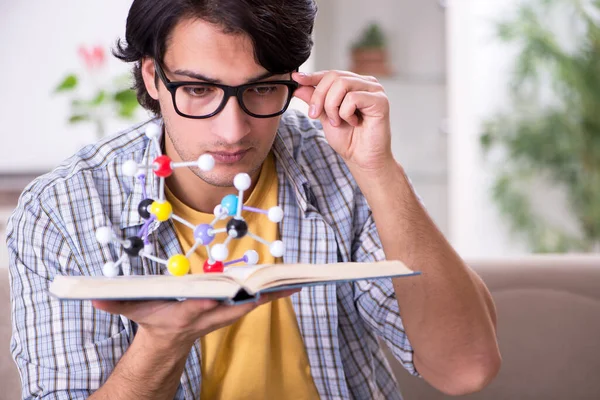 Joven estudiante físico preparándose para el examen en casa — Foto de Stock