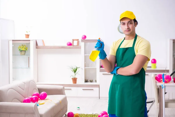 Jonge mannelijke aannemer doet huishoudelijk werk na partij — Stockfoto