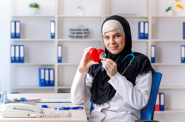 Jonge arts in hijab werkzaam in de kliniek — Stockfoto