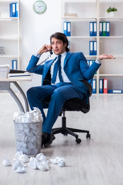 Geschäftsmann lehnt neue Ideen mit vielen Papieren ab — Stockfoto