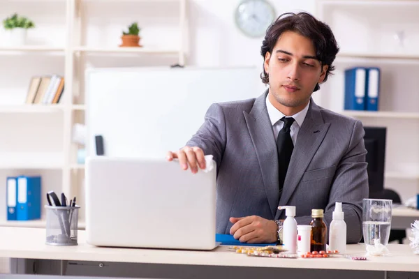 Homme avec la grippe travaillant dans le bureau — Photo