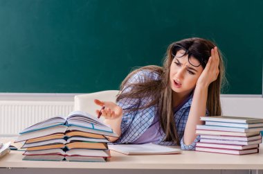 Kara tahta önünde kız öğrenci