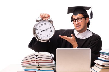 Beyaz tenli yakışıklı bir öğrenci.