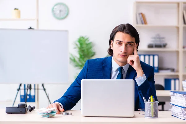 Ung affärsman sitter och arbetar på kontoret — Stockfoto