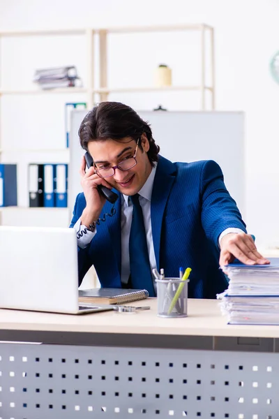 Young businessman sitting and working in the office — Stock Photo, Image