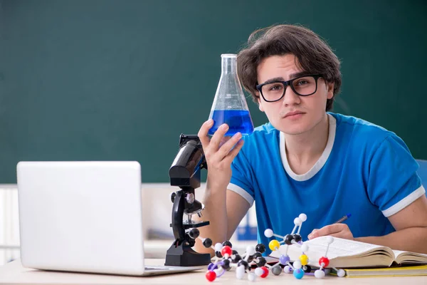 Jonge mannelijke student in de klas — Stockfoto