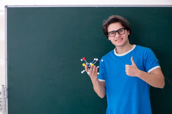 Jonge mannelijke student in de klas — Stockfoto