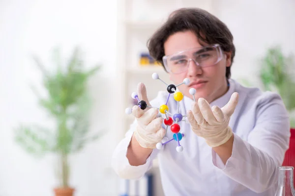 Giovane biochimico maschile che lavora in laboratorio — Foto Stock