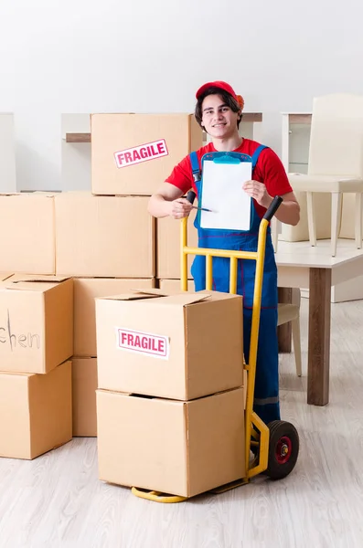 Jonge mannelijke aannemer met dozen die binnen werken — Stockfoto