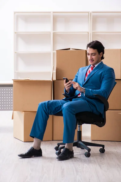 Joven hombre de negocios guapo mudándose a un nuevo lugar de trabajo —  Fotos de Stock
