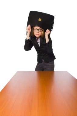 Uzun bir masada oturan kadın çalışan beyaza izole edilmiş.