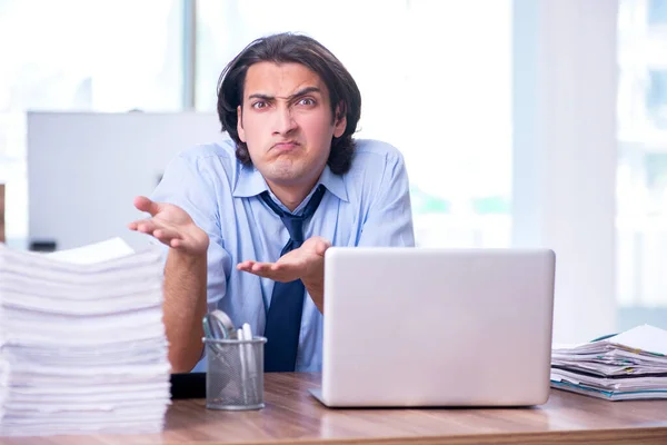 Giovane dipendente infelice con il lavoro eccessivo — Foto Stock