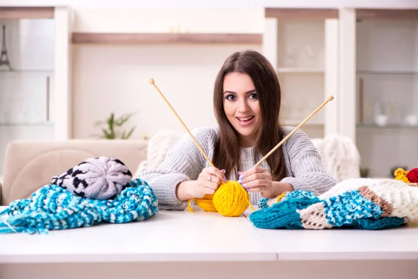 Young beautiful woman knitting at home — Stock Photo, Image