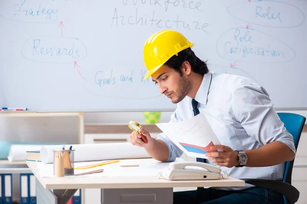 Jonge mannelijke architect voor het whiteboard — Stockfoto