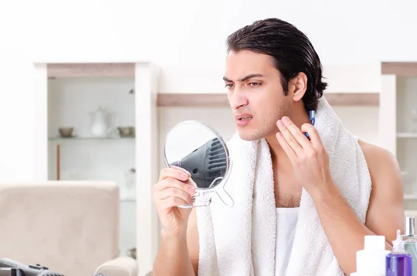 Jung hübsch mann im die badezimmer — Stockfoto