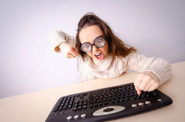 Zabawna kujon dziewczyna pracuje na komputerze — Zdjęcie stockowe