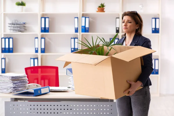 Mitarbeiterin mittleren Alters wird entlassen — Stockfoto