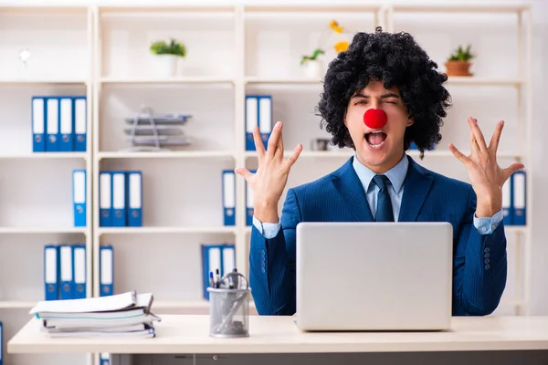 Młody biznesmen klaun pracujący w biurze — Zdjęcie stockowe