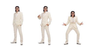 Beyazda izole edilmiş komik bir adam.