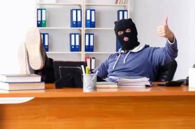 Ofisteki kar maskeli erkek hırsız.