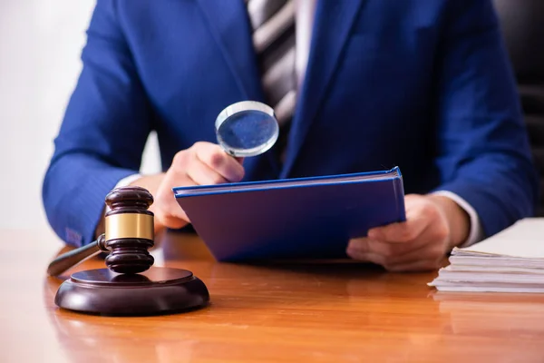 Young male judge sitting in courtroom — Stock Photo, Image